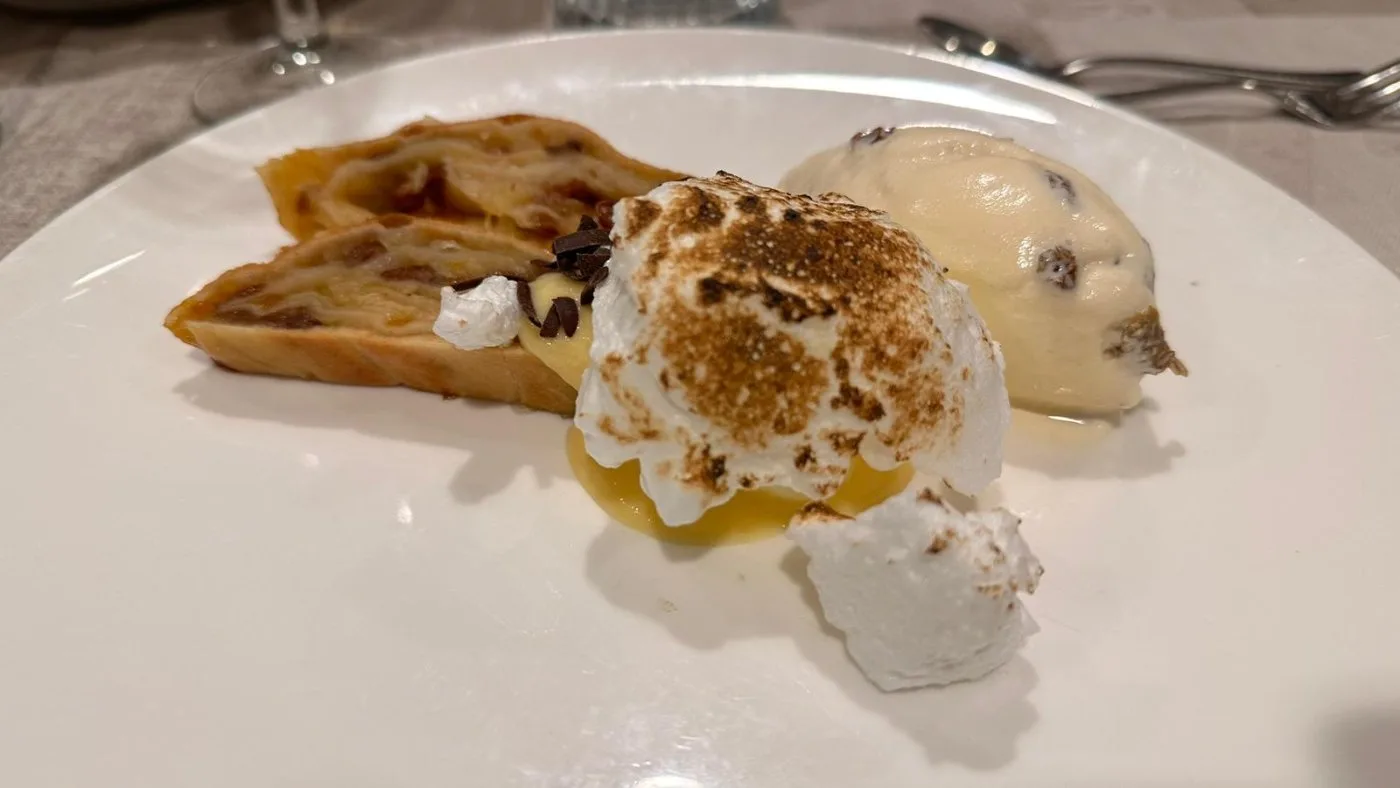 Voorbeeld van Appelstrudel met vanillesaus, boerenjongensijs en slagroom