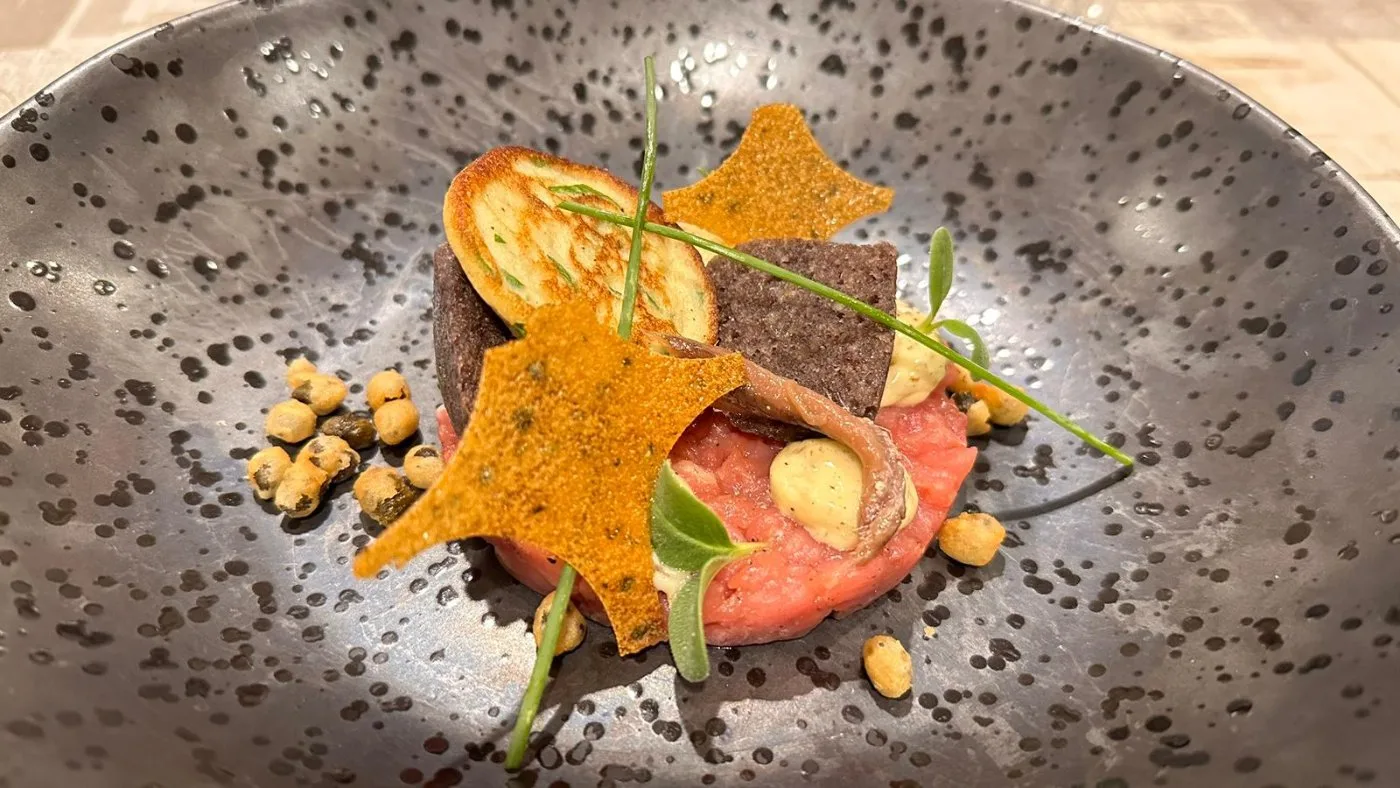 Voorbeeld van Steak tartare met aardappelpoffertjes, olijvencake en truffelmayonaise