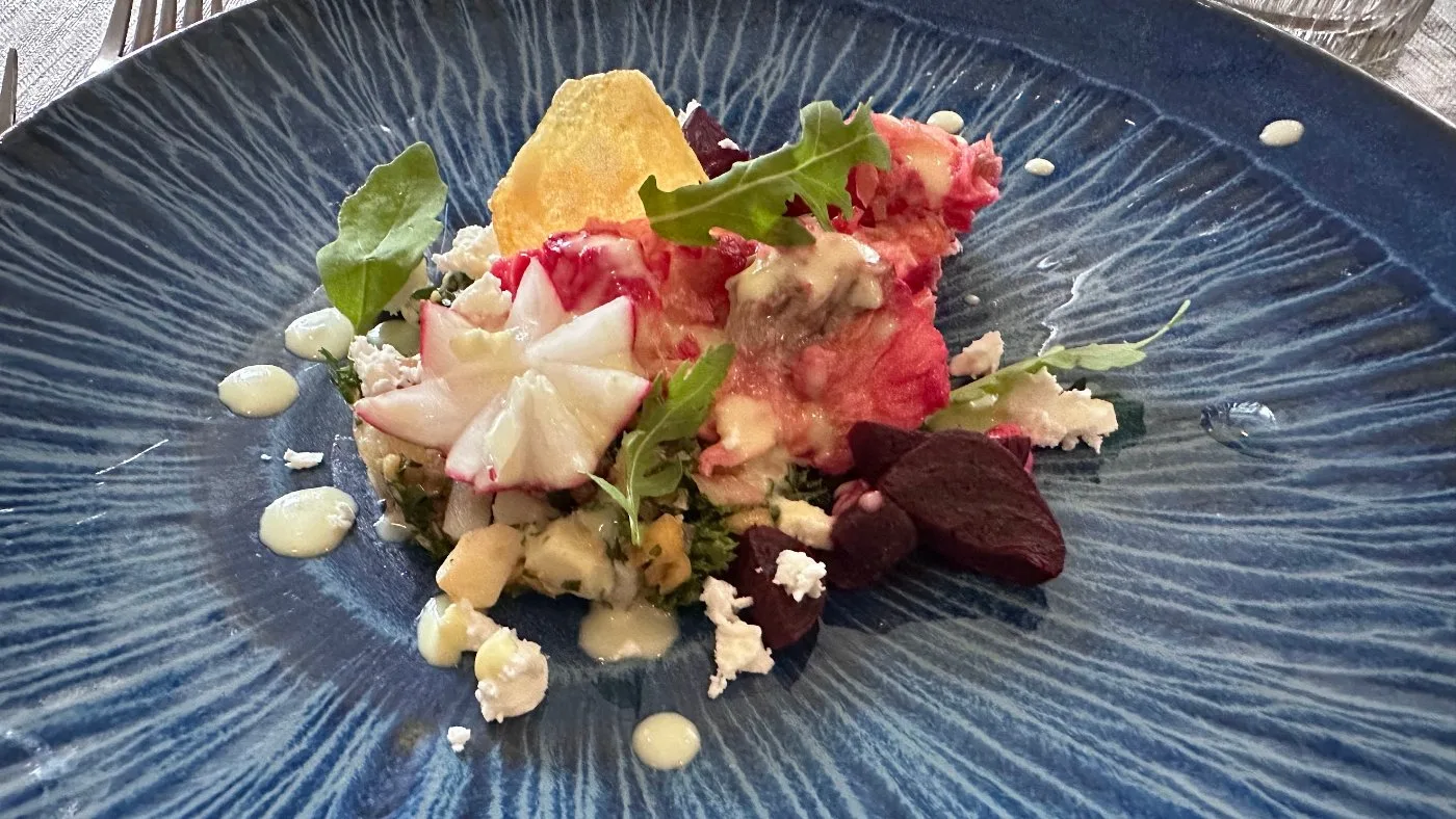 Voorbeeld van Zalm gegaard in rode bietensap met een salade van ei, biet en fetakaas