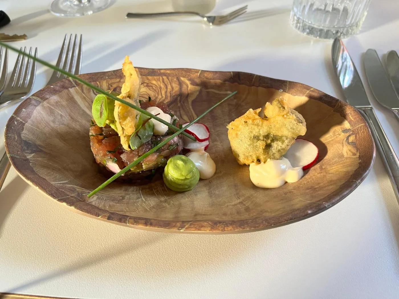 Voorbeeld van Tartaar van tonijn met avocado, wasabi-mayonaise, krokante nori & gemarineerde radijsjes