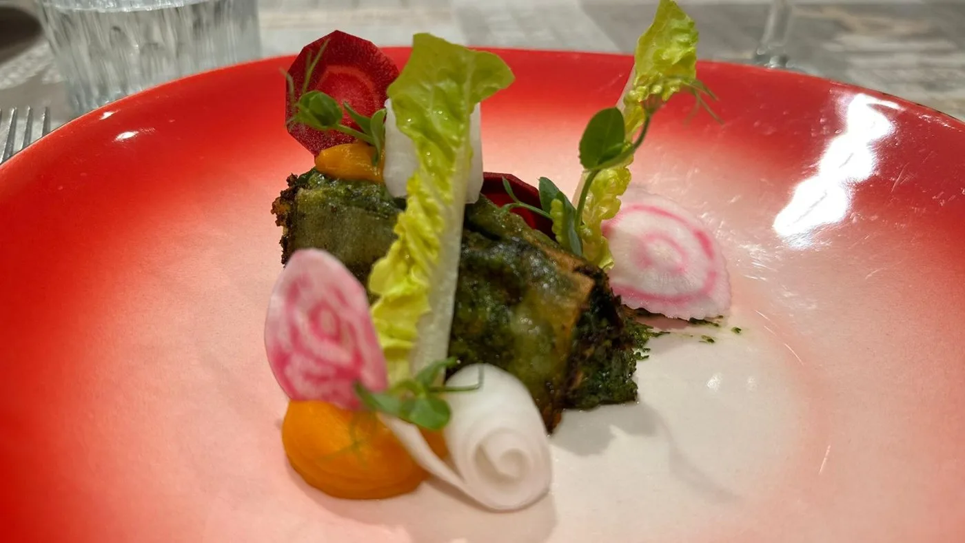 Voorbeeld van Zwaardvis in brickdeeg met oerwortel, chioggia biet en rettich zoetzuur
