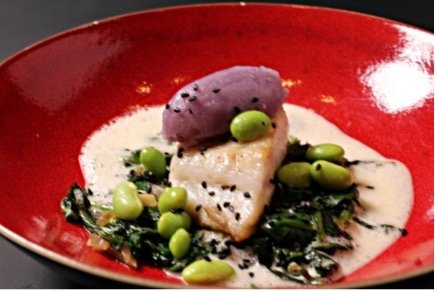 Voorbeeld van Corvina met truffelaardappel, edamame, spinazie en sakesaus