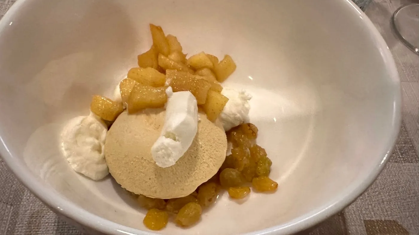 Voorbeeld van Gebakken appel, karamelparfait, mascarpone crème, rozijnen en crumble