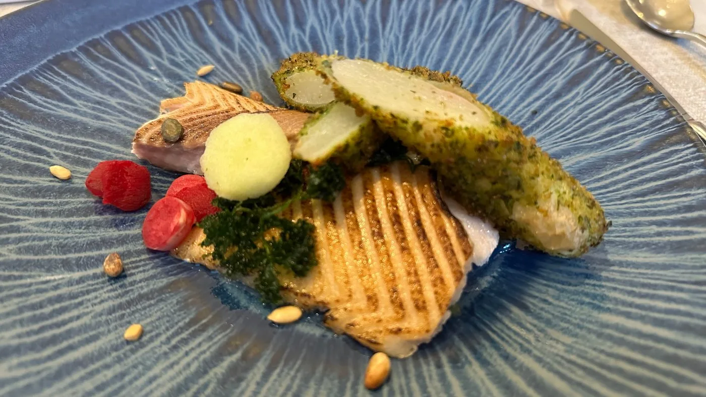 Voorbeeld van Rogvleugel met asperge en appelmousse
