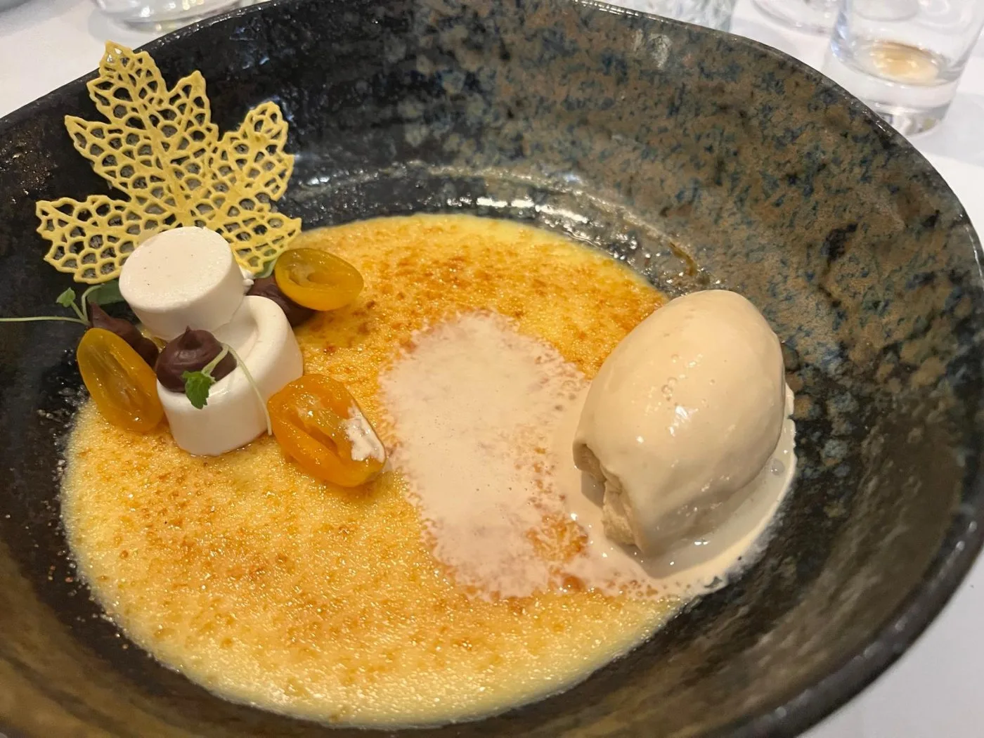 Voorbeeld van Karamel ijs, hazelnoot ganache, gekonfijte kumquats, crème brûlée