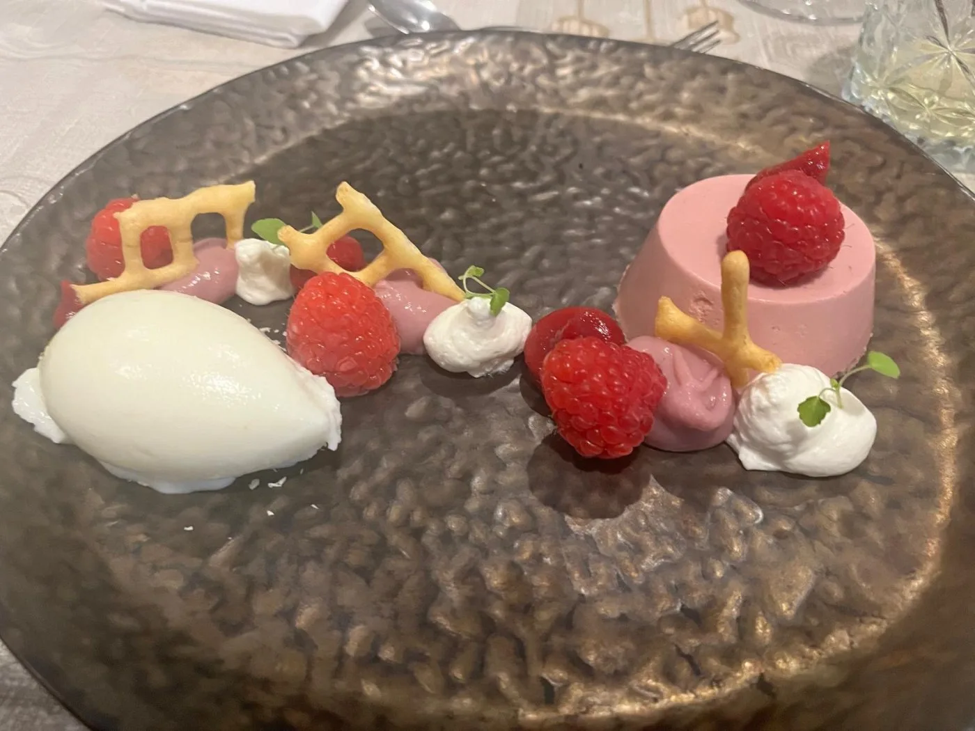 Voorbeeld van Framboos met yoghurt en witte chocolade