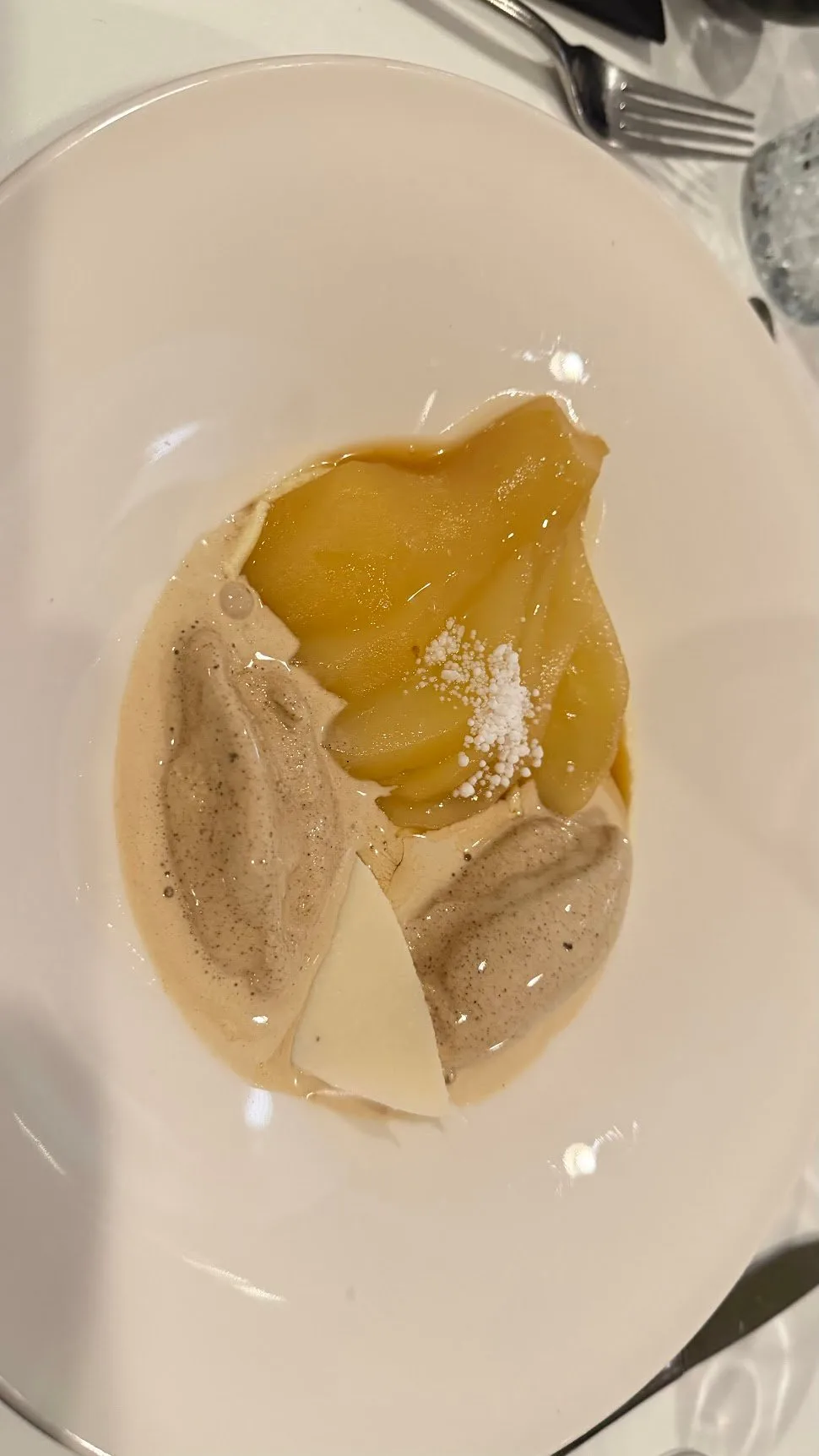 Voorbeeld van Gepocheerde peer met een mousse van mascarpone, karamelsaus en kaneelijs