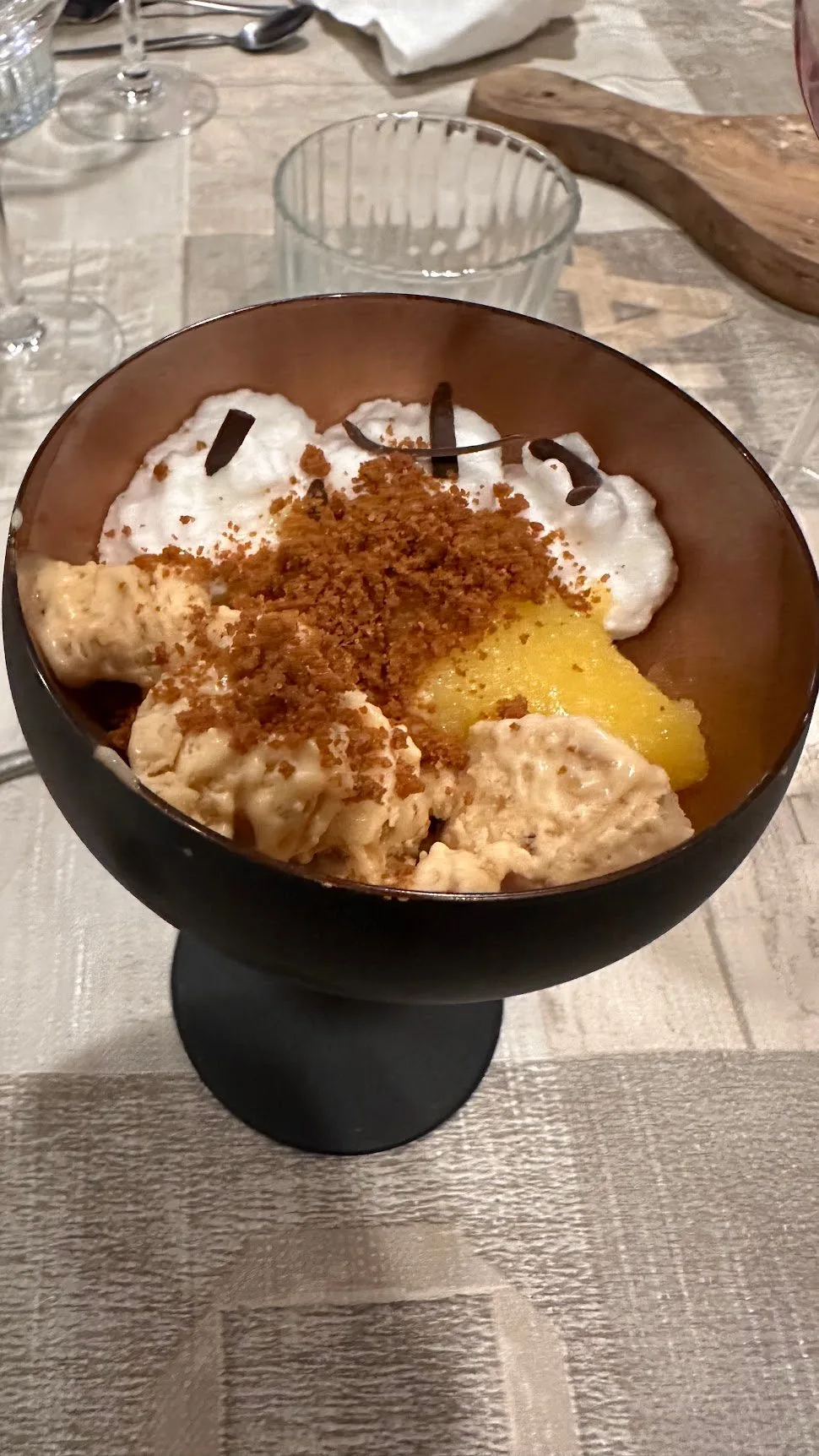 Voorbeeld van Hazelnootparfait met chocolade bonbon en fudge