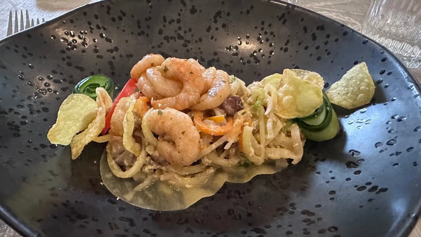 Voorbeeld van Groente spaghetti met uit gebakken spekjes en scampi