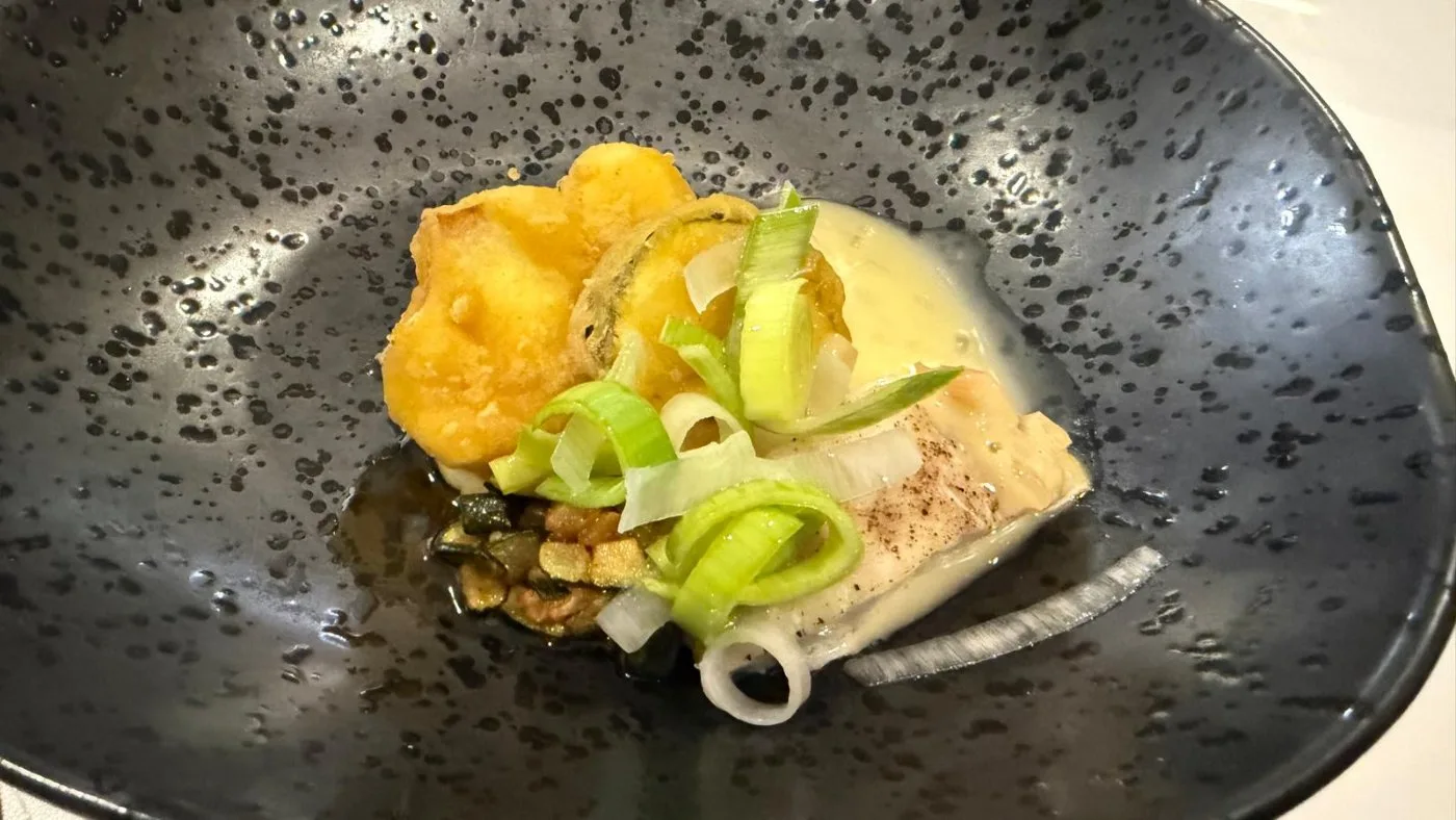 Voorbeeld van Baars met beurre blanc, gezuurde prei en aardappelzijden
