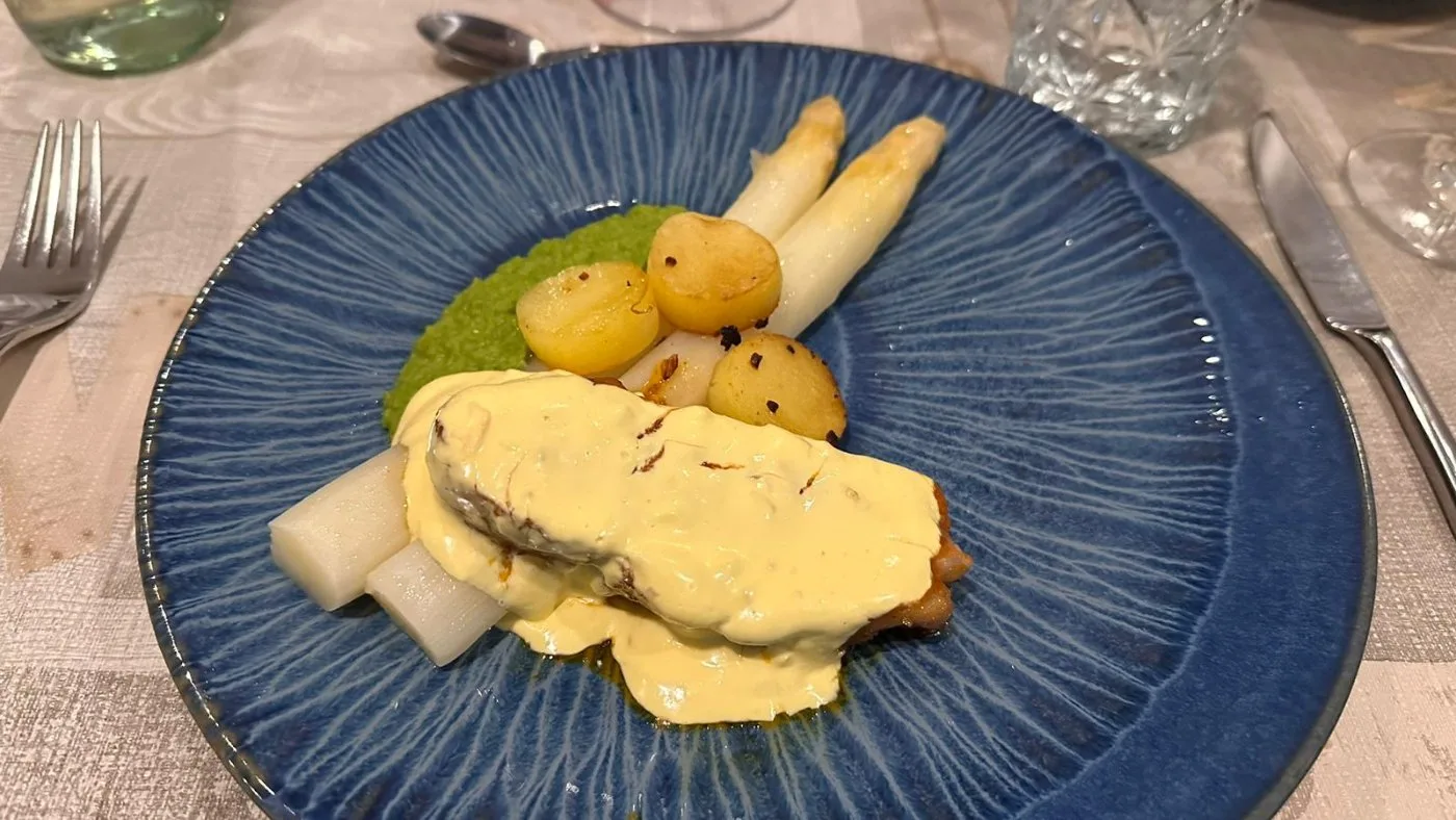 Voorbeeld van Kalfsentrecote met asperge, doperwt, gekonfijte aardappel en hollandaise saus