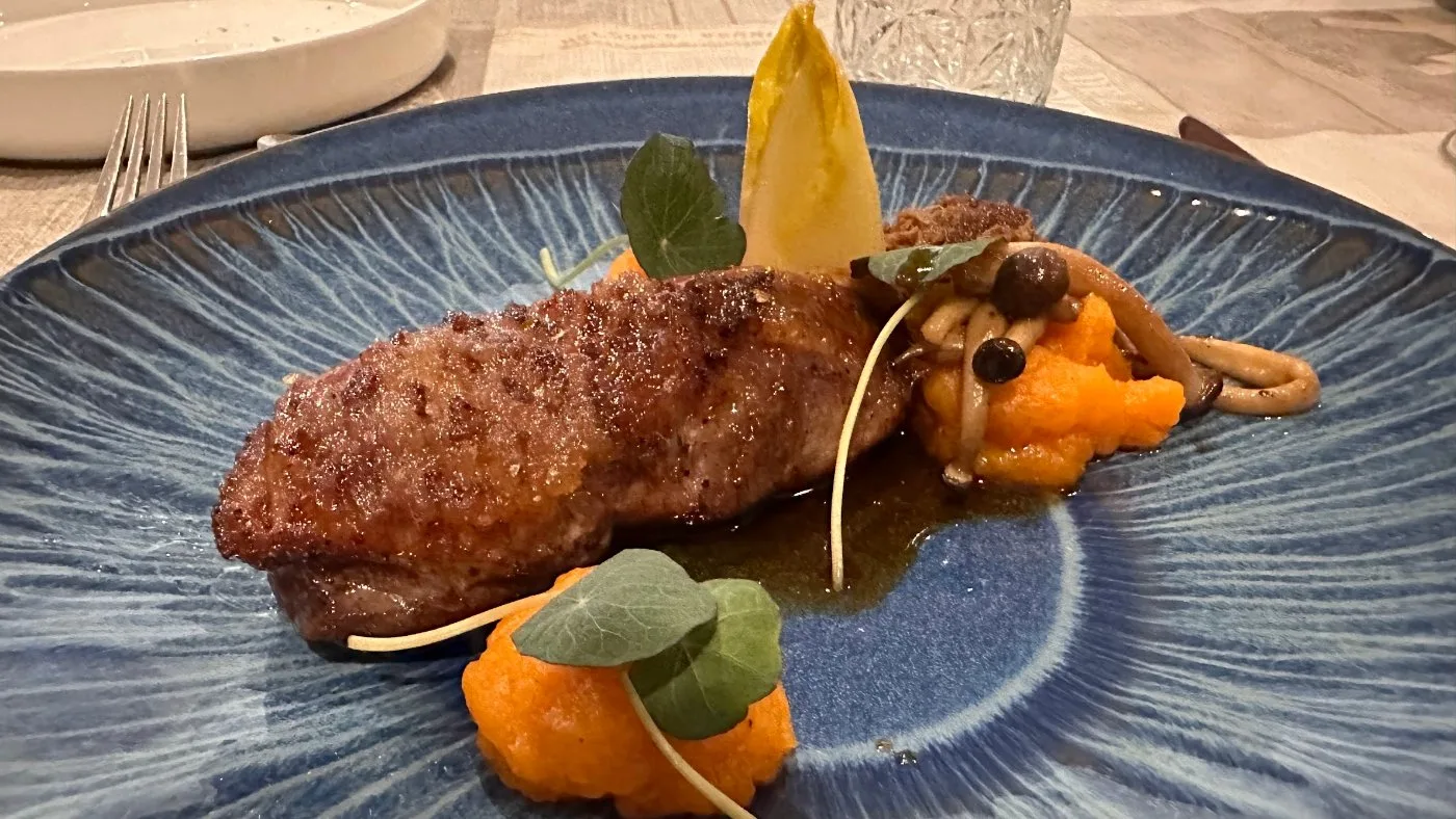 Voorbeeld van Eend met zoete aardappelcrème, polenta en five spice jus