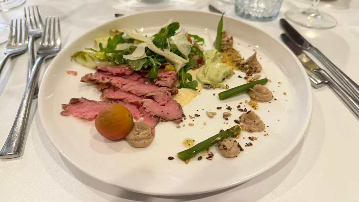 Voorbeeld van Vitello Tonnato met Luxe Salade