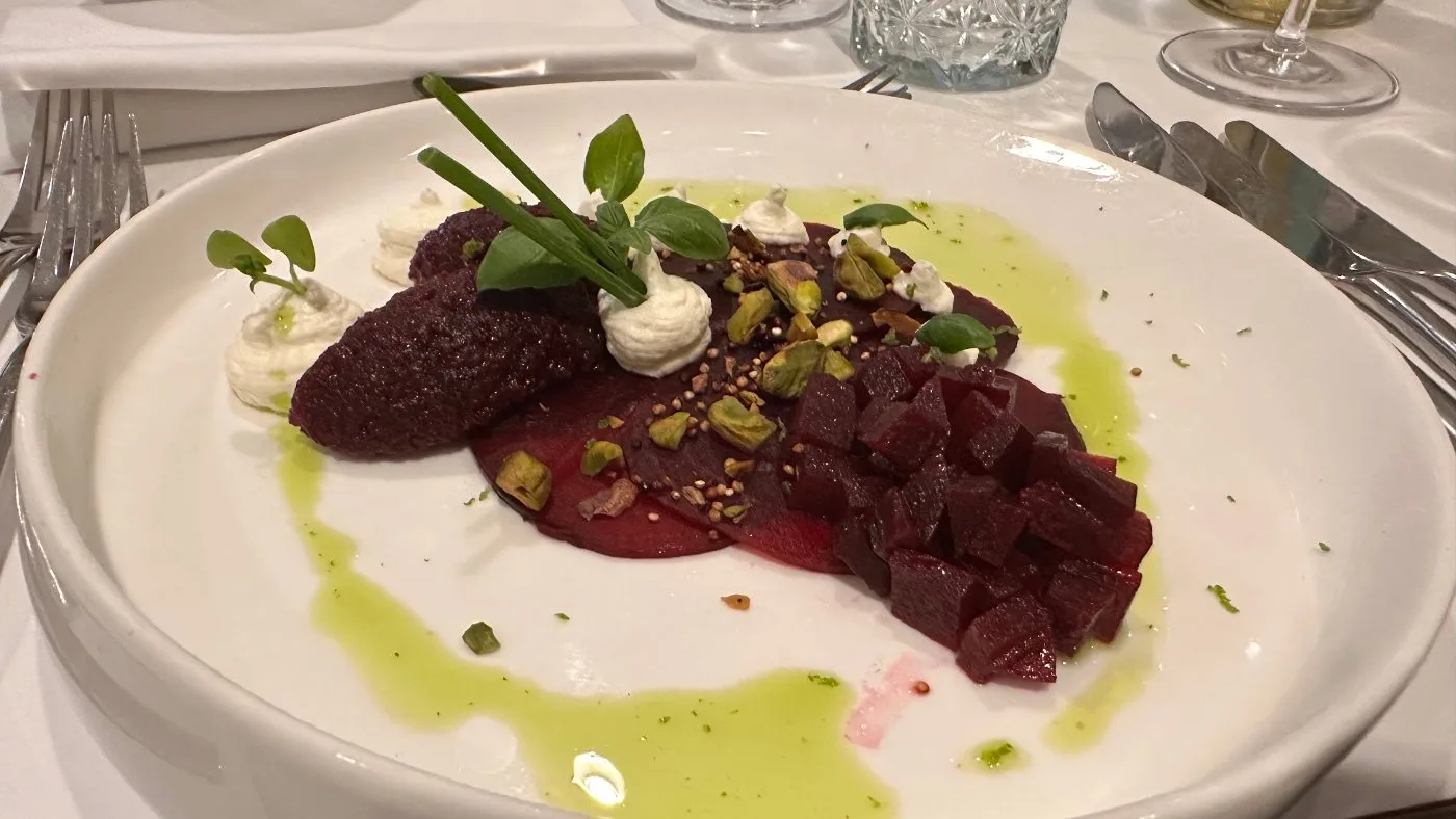 Voorbeeld van Bieten Carpaccio met Burrata