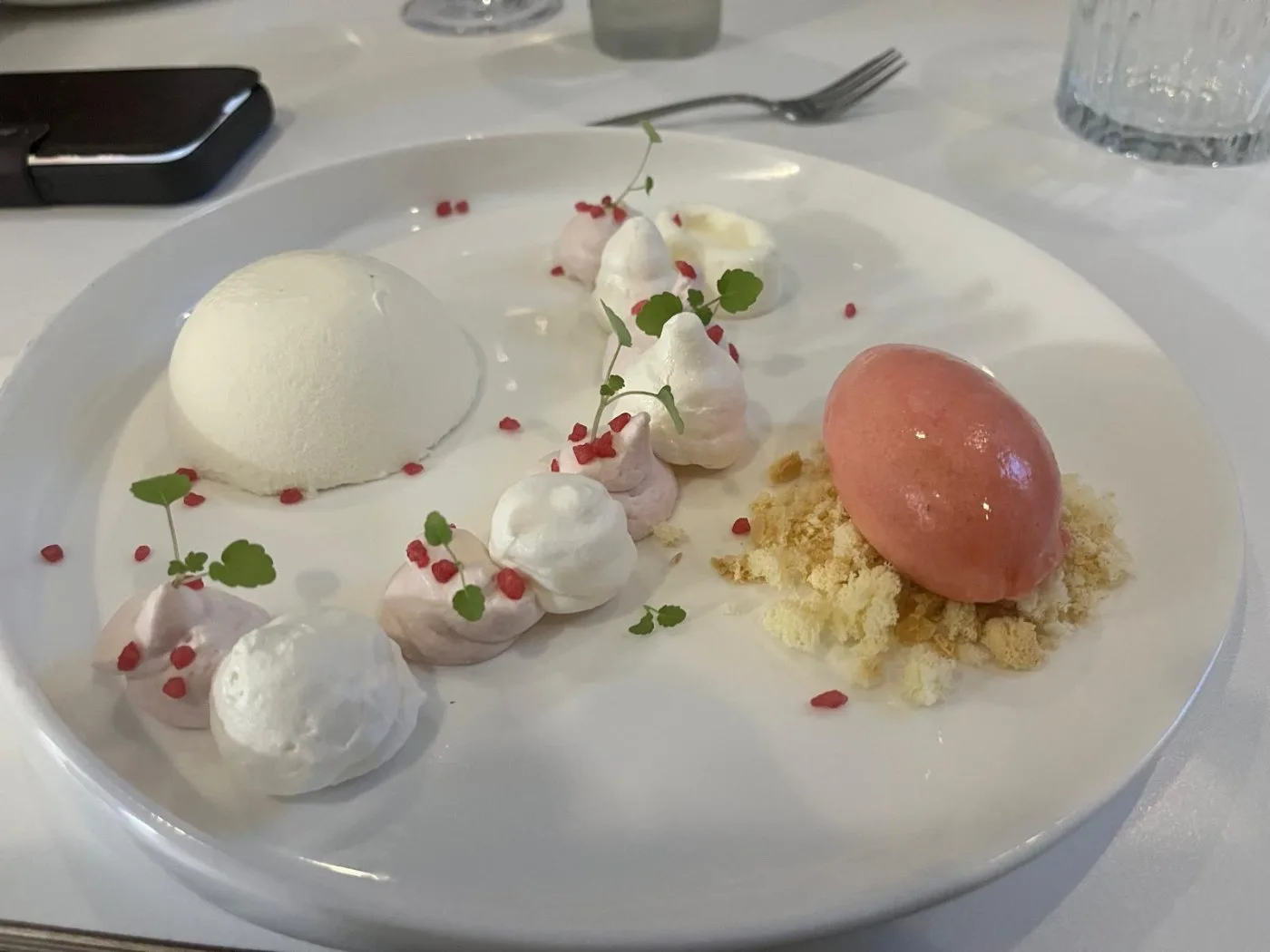 Voorbeeld van Citroenbavarois met basilicum, meringue & aardbeiensorbet
