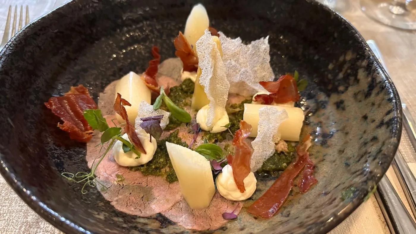 Voorbeeld van Rosbief met asperge, yoghurt en krokante ham