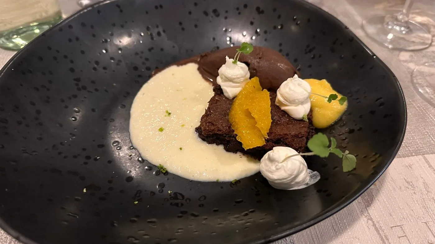 Voorbeeld van Brownie met sinaasappel, kardemom en choco sorbet
