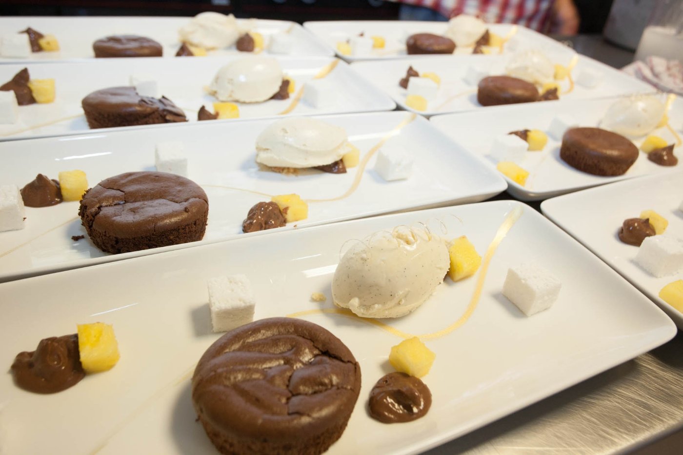 Voorbeeld van Chocolade proeverij, ananas en vanille-ijs