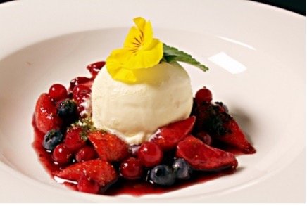 Voorbeeld van Gemarineerd rood fruit in portsaus met basilicumsiroop en vanille-ijs