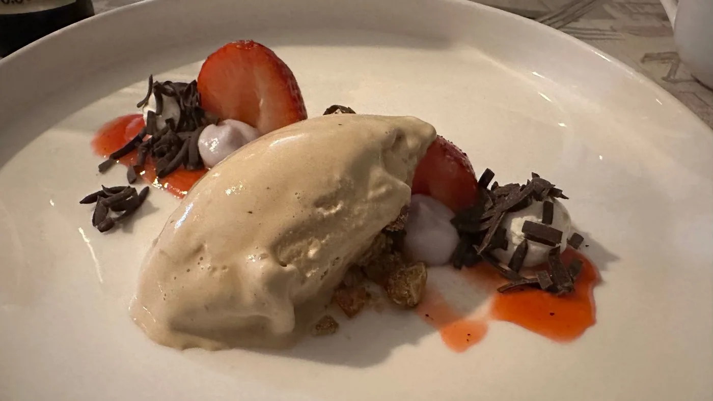 Voorbeeld van Coupe, gevuld met gesuikerde aardbeien, pistachenoten, zoete tapenade en een bolletje vanille-ijs