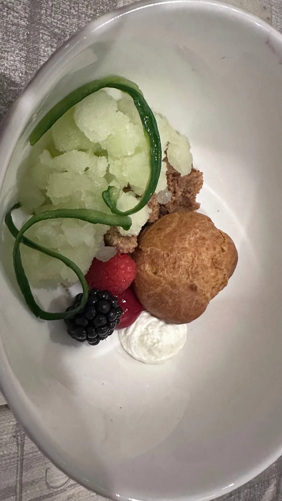 Voorbeeld van Soesje gevuld met witte chocolademousse, sorbetijs van gin tonic op crumble