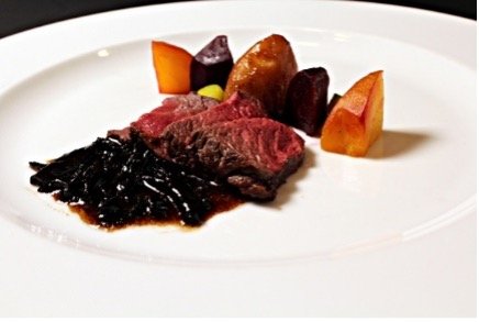 Voorbeeld van Hert met balsamico/knoflook-saus, courgette, bieten en pommes fondant