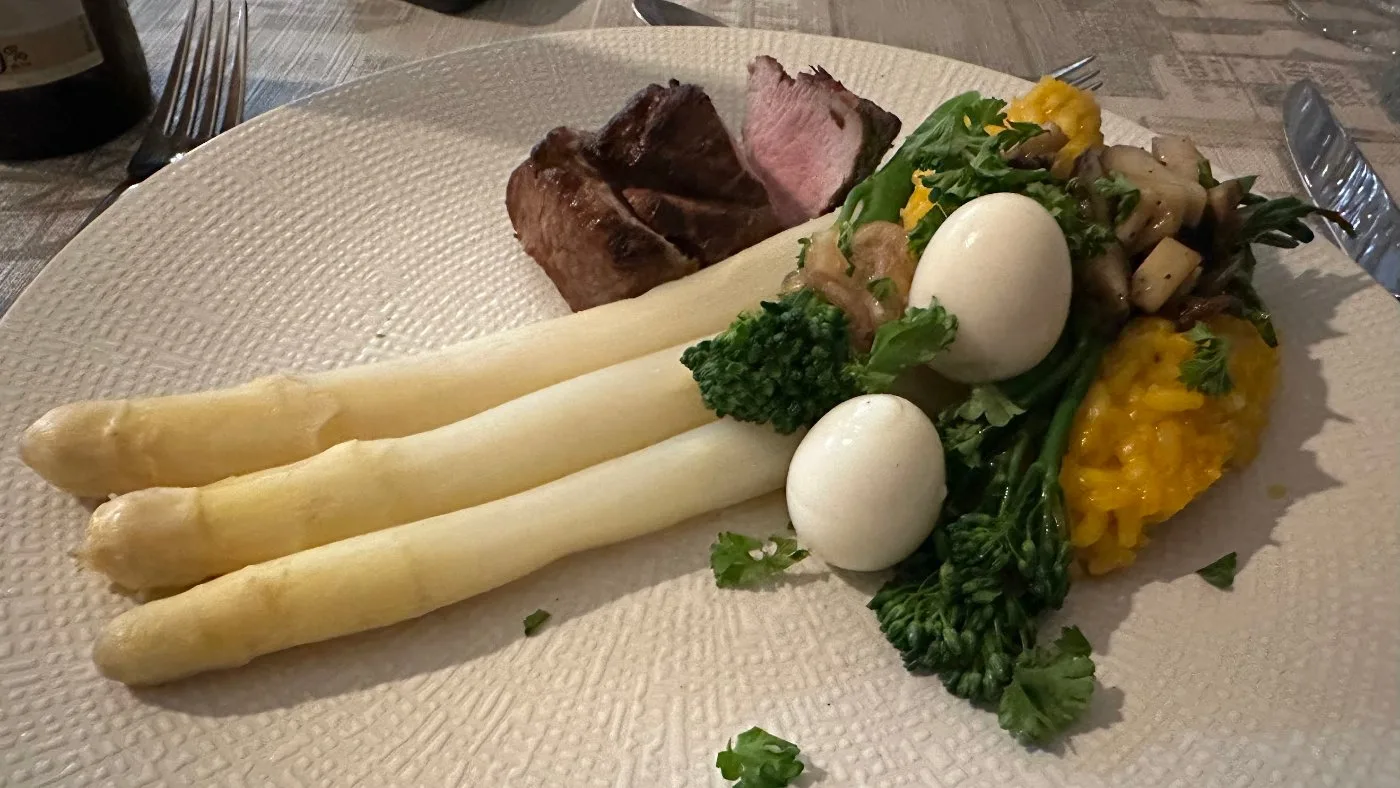 Voorbeeld van Wortelrisotto met sliptong, groene asperges, zeekraal en kwartelei