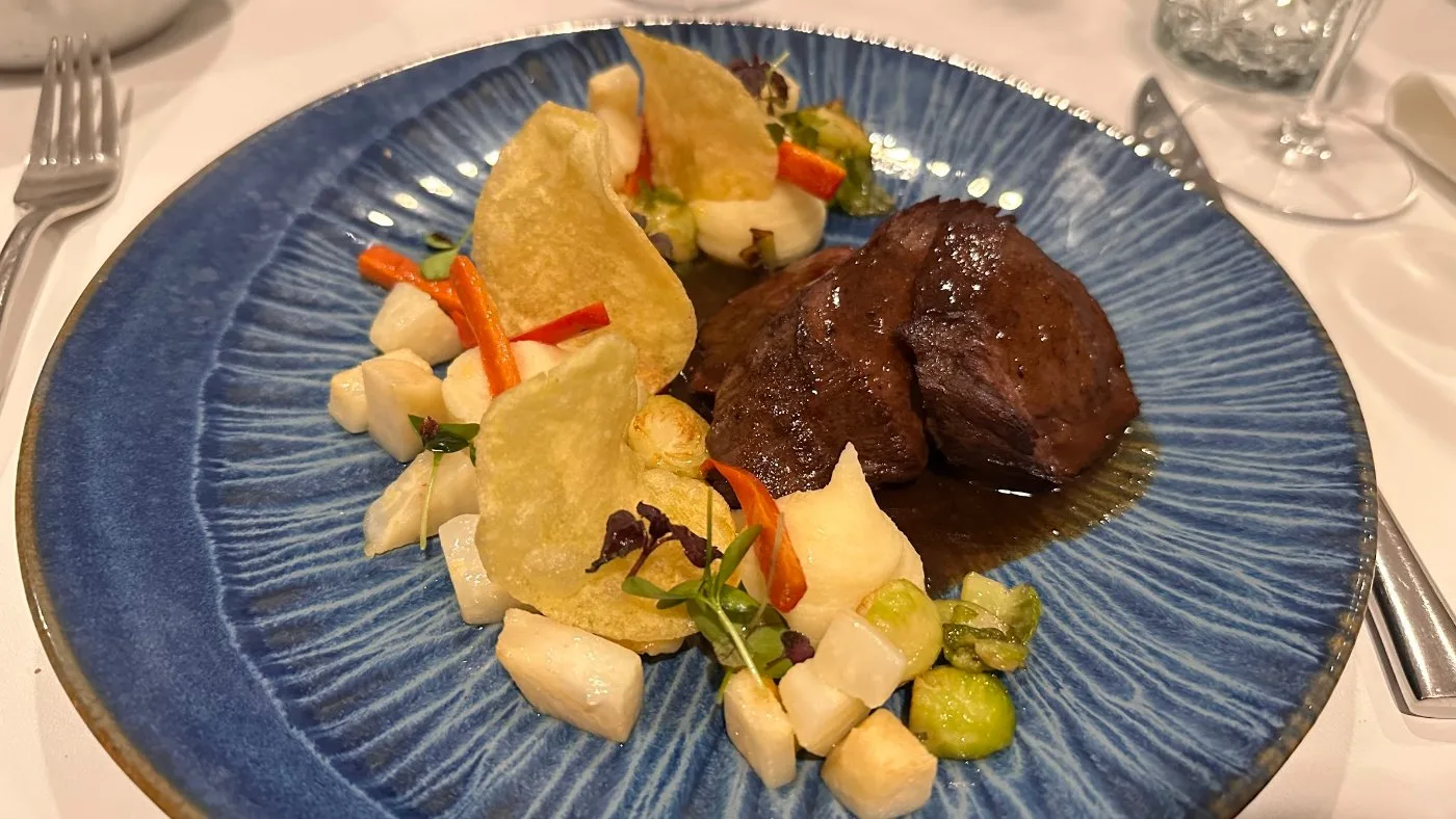 Voorbeeld van Hertenrugfilet met pastinaakcrème, truffeljus, geroosterde groenten, aardappelwafers