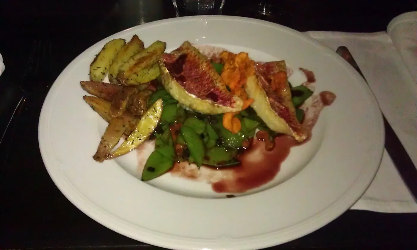 Voorbeeld van Fazantenfilet met wortel chips, erwtjes en een rodewijn jus