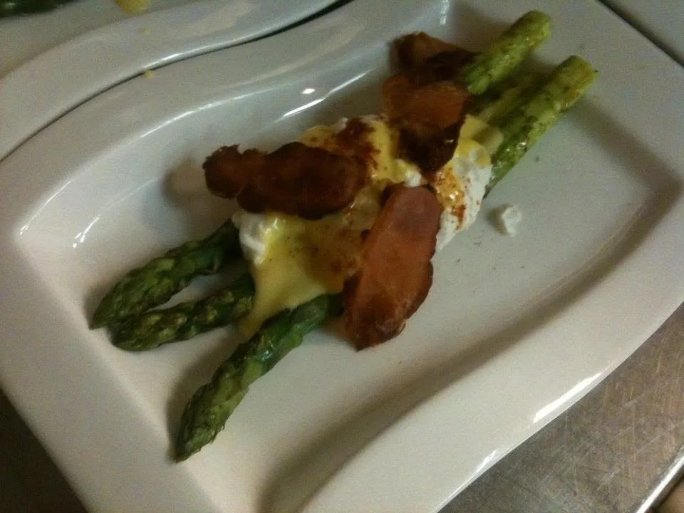 Voorbeeld van Groene asperges met een gepocheerd ei en bacon