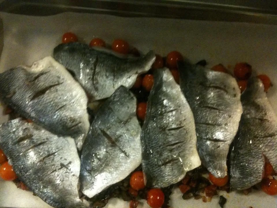 Voorbeeld van Geroosterde dorade met rode ui, cherry tomaatjes en chorizo