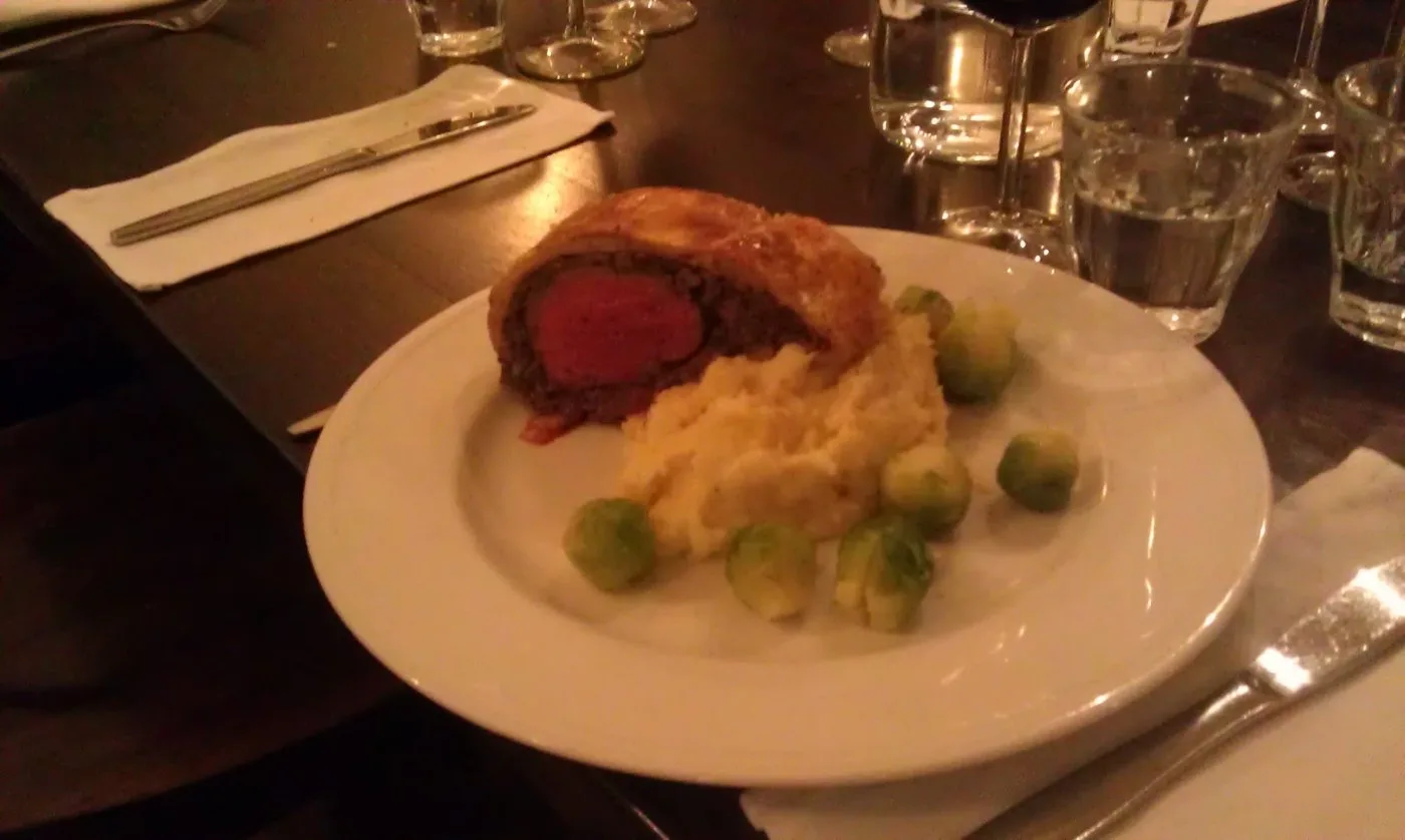 Voorbeeld van Hertenrugfilet Wellington met knolselderijpuree en spruitjes
