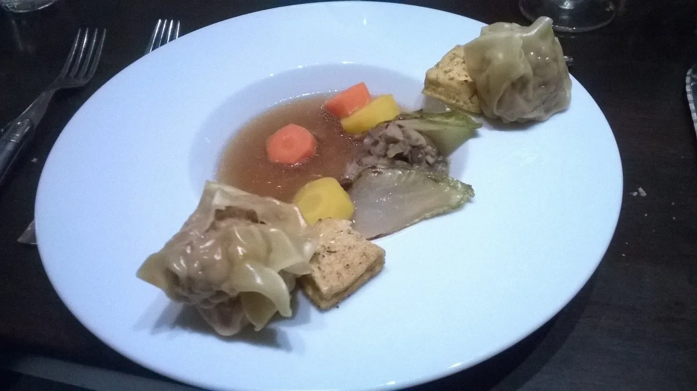 Voorbeeld van Paddenstoelen bouillon met dim sum van lam en truffel