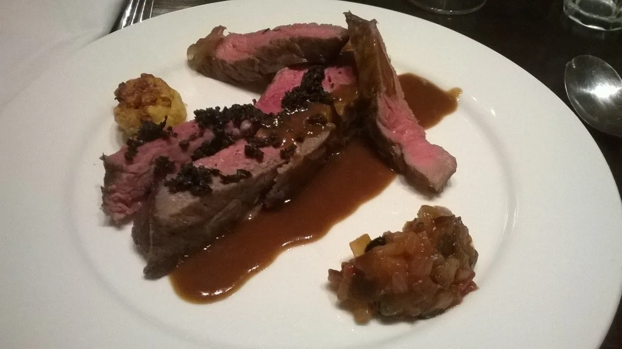 Voorbeeld van Dun gesneden lende met aubergine compote en aardappel mousseline