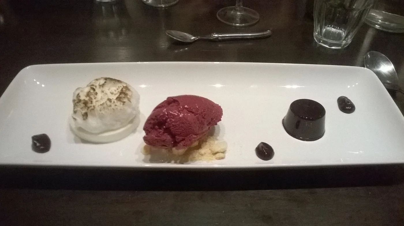 Voorbeeld van Kwark bavaroise met puree van rode vruchten en ijs van rood fruit