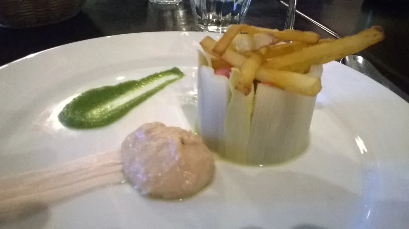 Voorbeeld van Taartje van asperges met tartaar van tonijn en crème van dopertwen mint