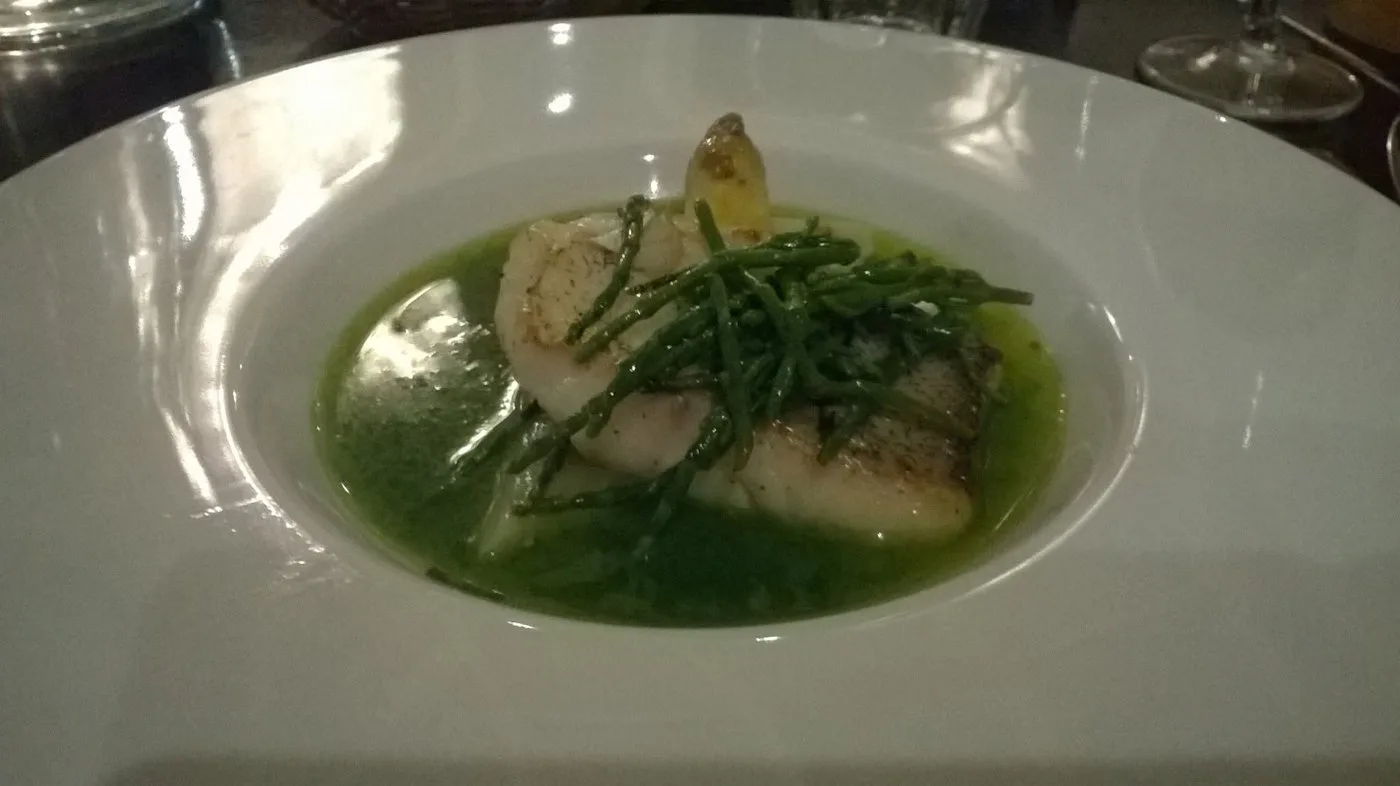 Voorbeeld van Schelvis filet met gegrilde asperges met saffraan bouillon