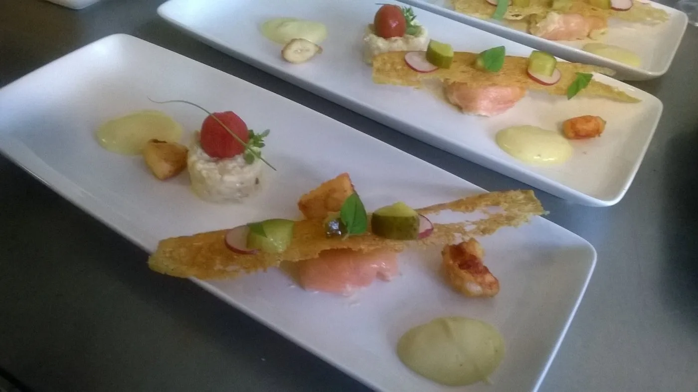 Voorbeeld van Bonbon van gerookte zalm met kreeften tartaar salade en beignet van kreeft