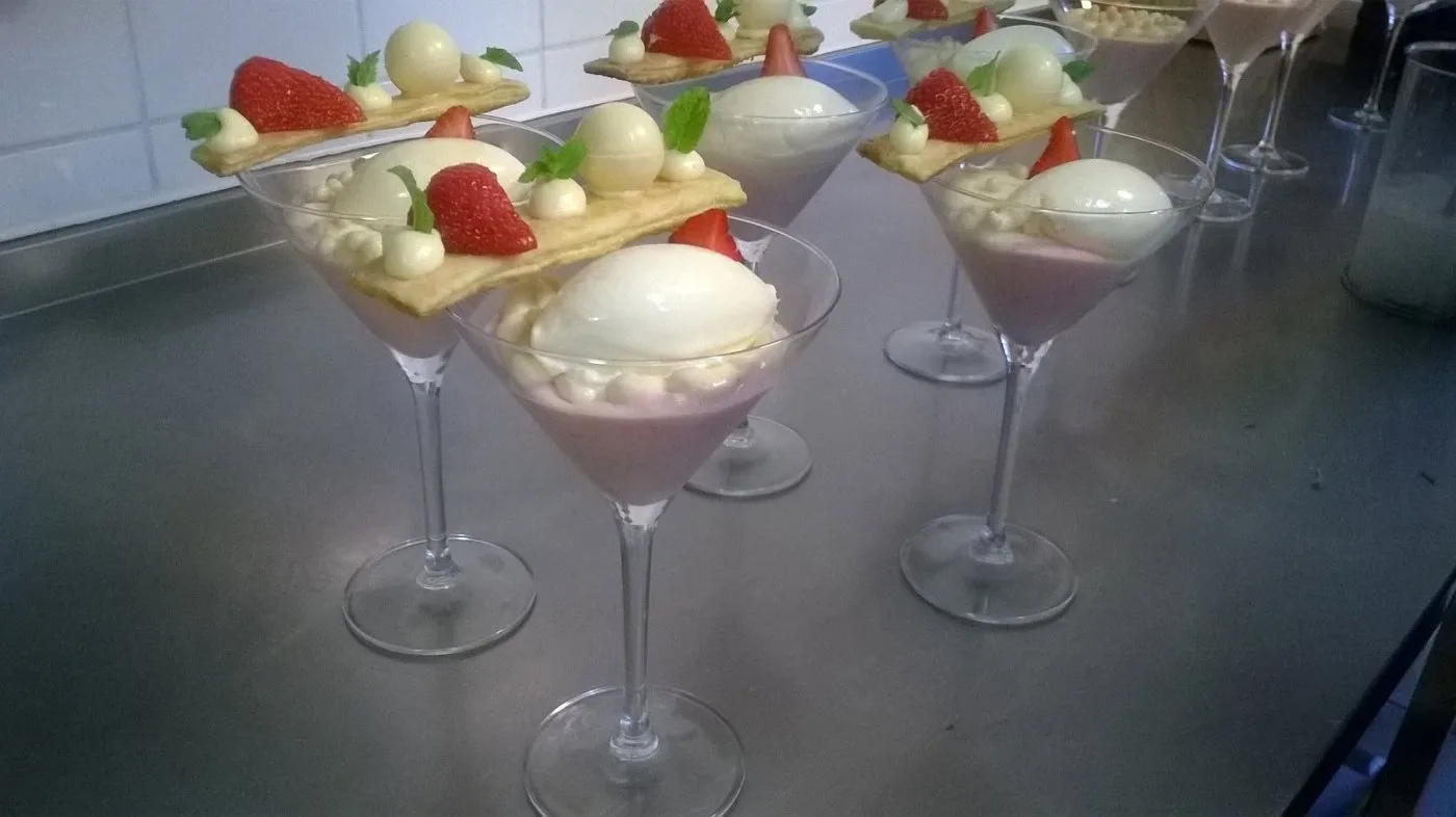 Voorbeeld van Aardbei “romanoff” parels met chocolade mousse en ijs van citroen gras