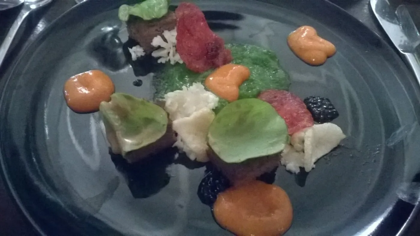 Voorbeeld van Iberico wang met mayonaise van paprika, zoet zure bloemkool, crème van kropsla en gebakken chorizo en kaviaar van soja