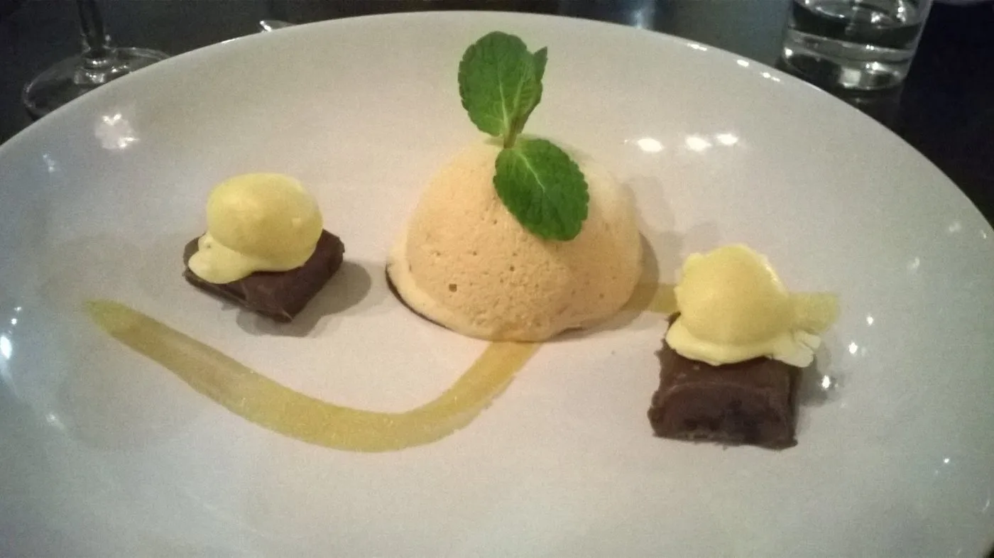 Voorbeeld van Hazelnootparfait met chocolade bonbon en fudge