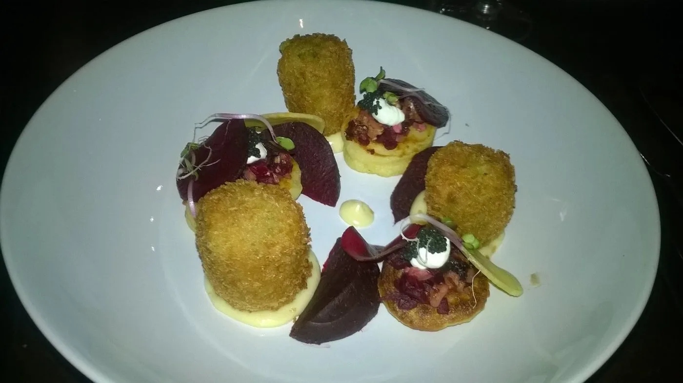 Voorbeeld van Groenten kroket met diverse bereidingen van rode biet