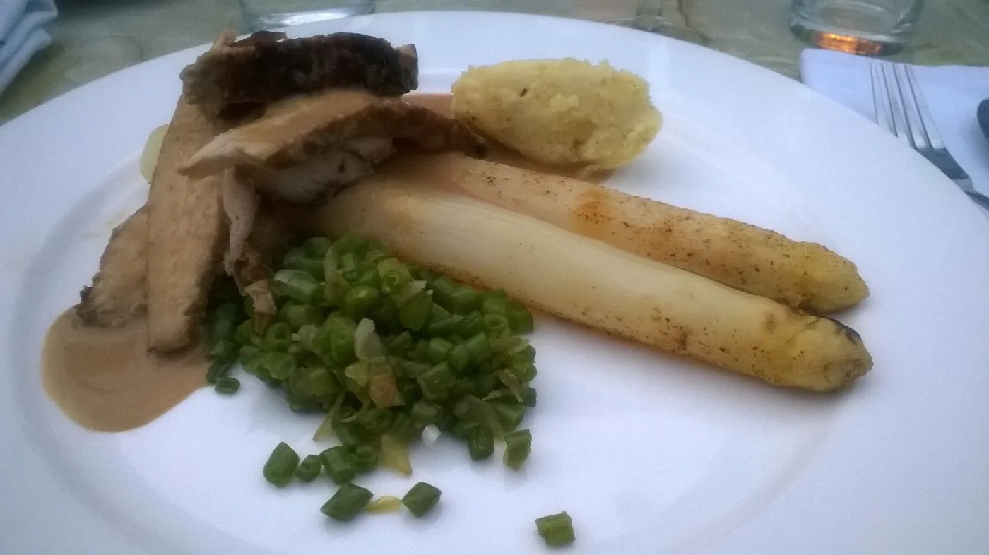 Voorbeeld van Gegrilde asperges met kalkoen en gepofte aardappel