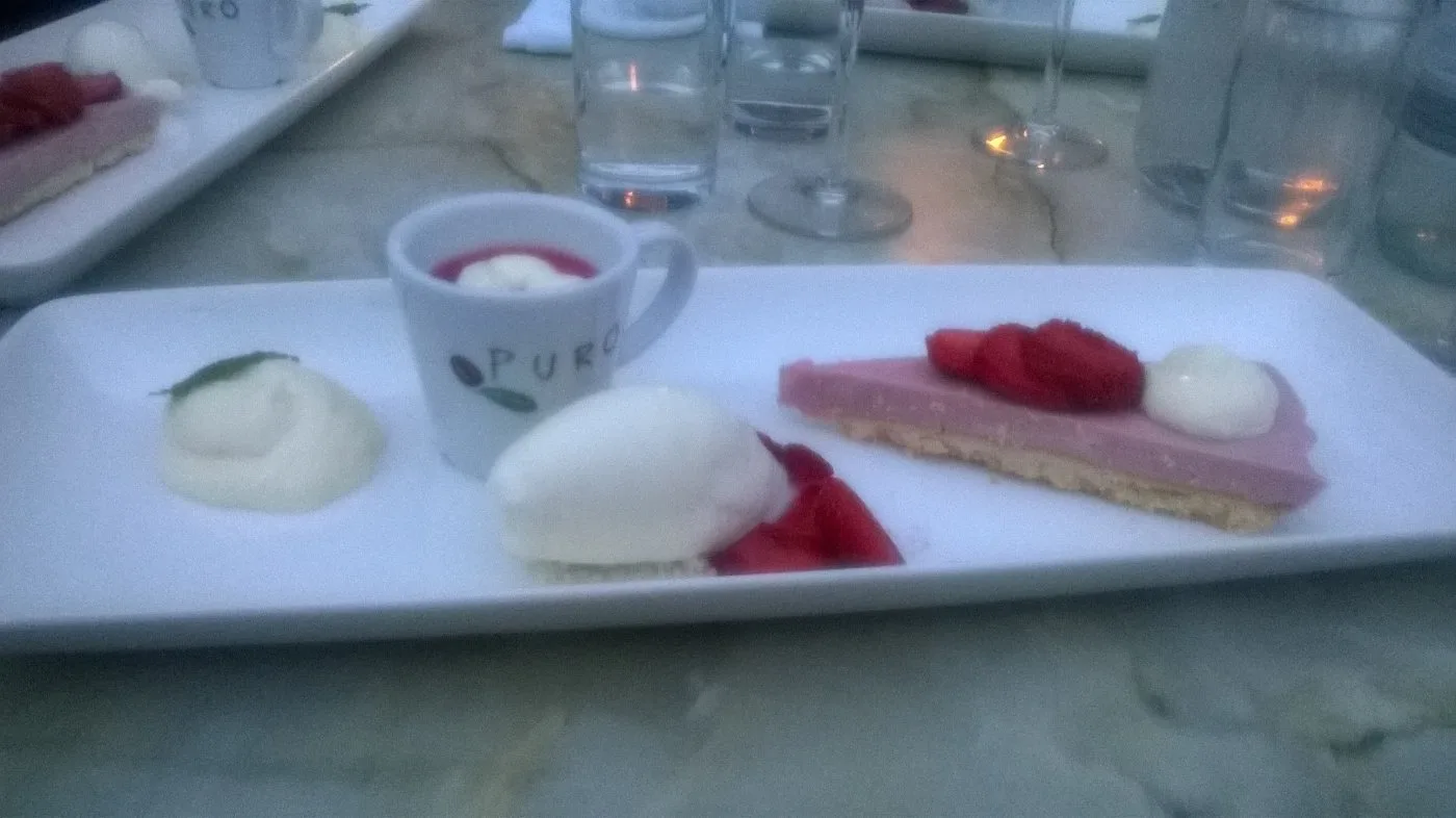 Voorbeeld van Aardbeien creatie met witte chocolade mousse en witte chocolade