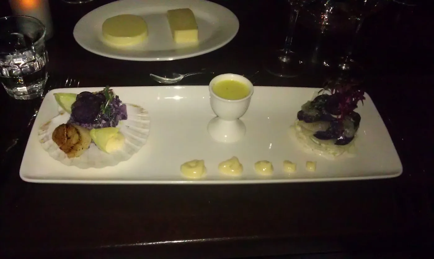 Voorbeeld van Coquille geplet met limoen, truffelaardappel en salade van witlof en groene appel