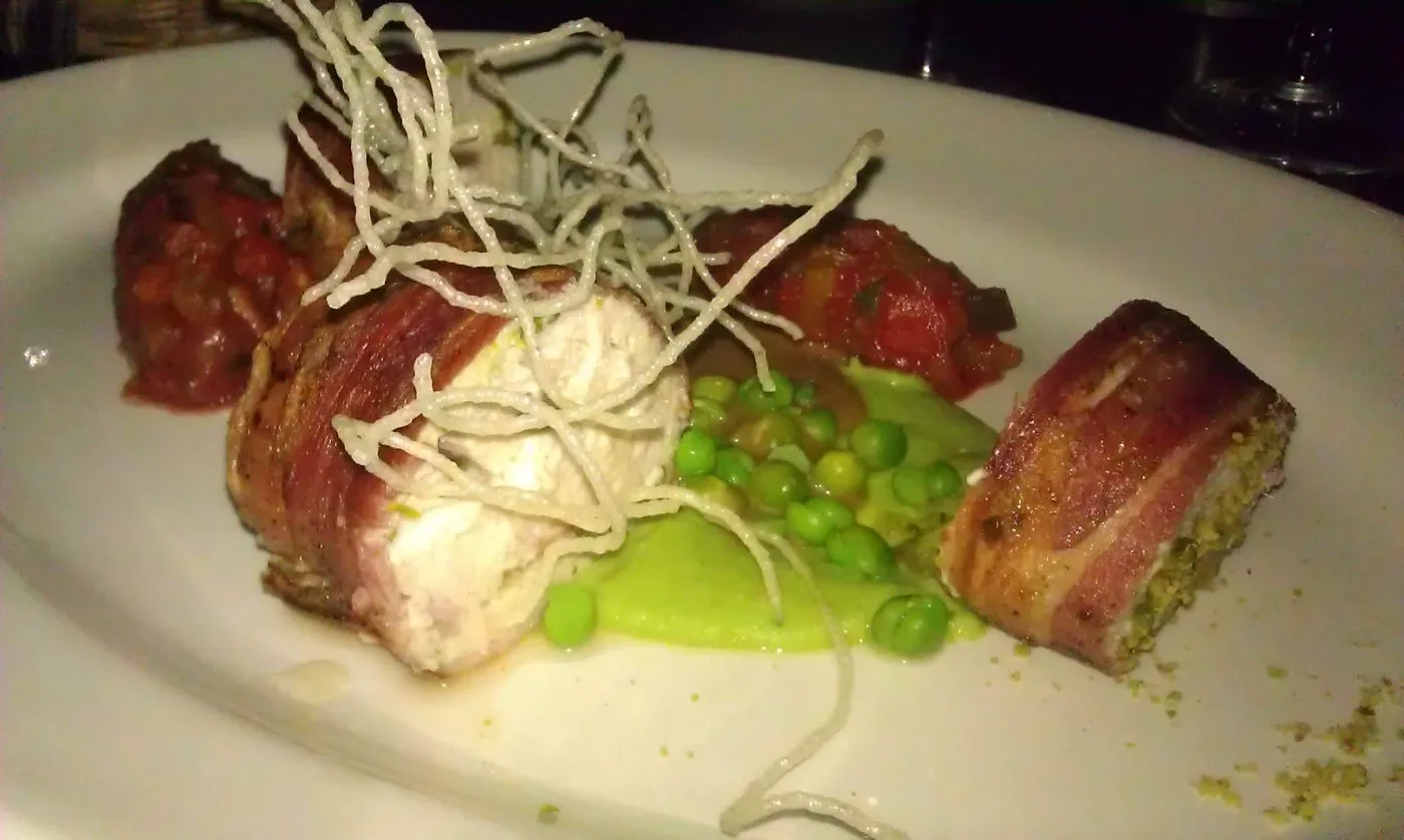 Voorbeeld van Rollade van boerderijhaantje met pistache, ratatouille en mosterdsaus