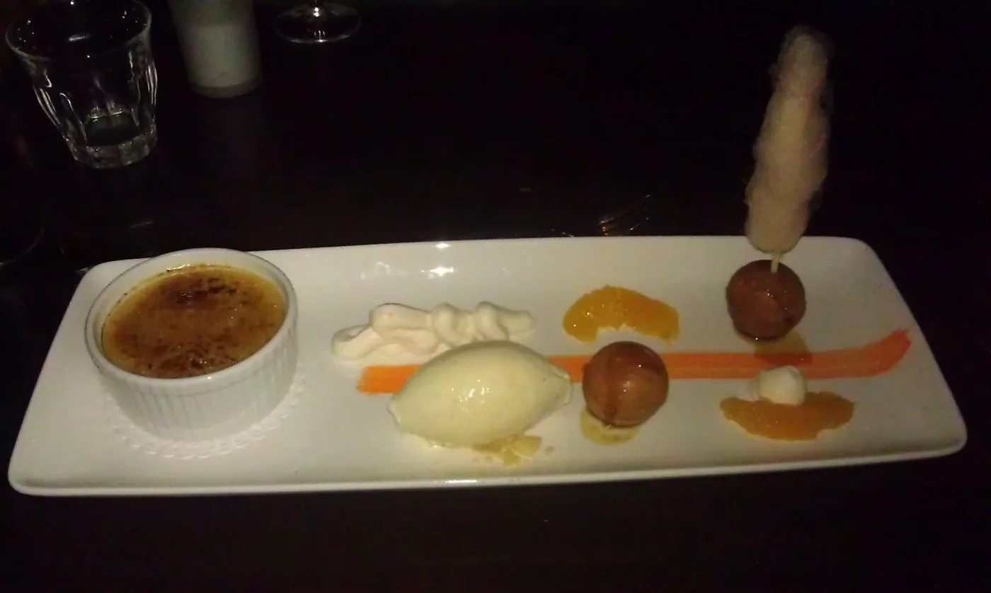Voorbeeld van Crème brullee van karamel met vanille-ijs en een suikerspin van sinaasappel