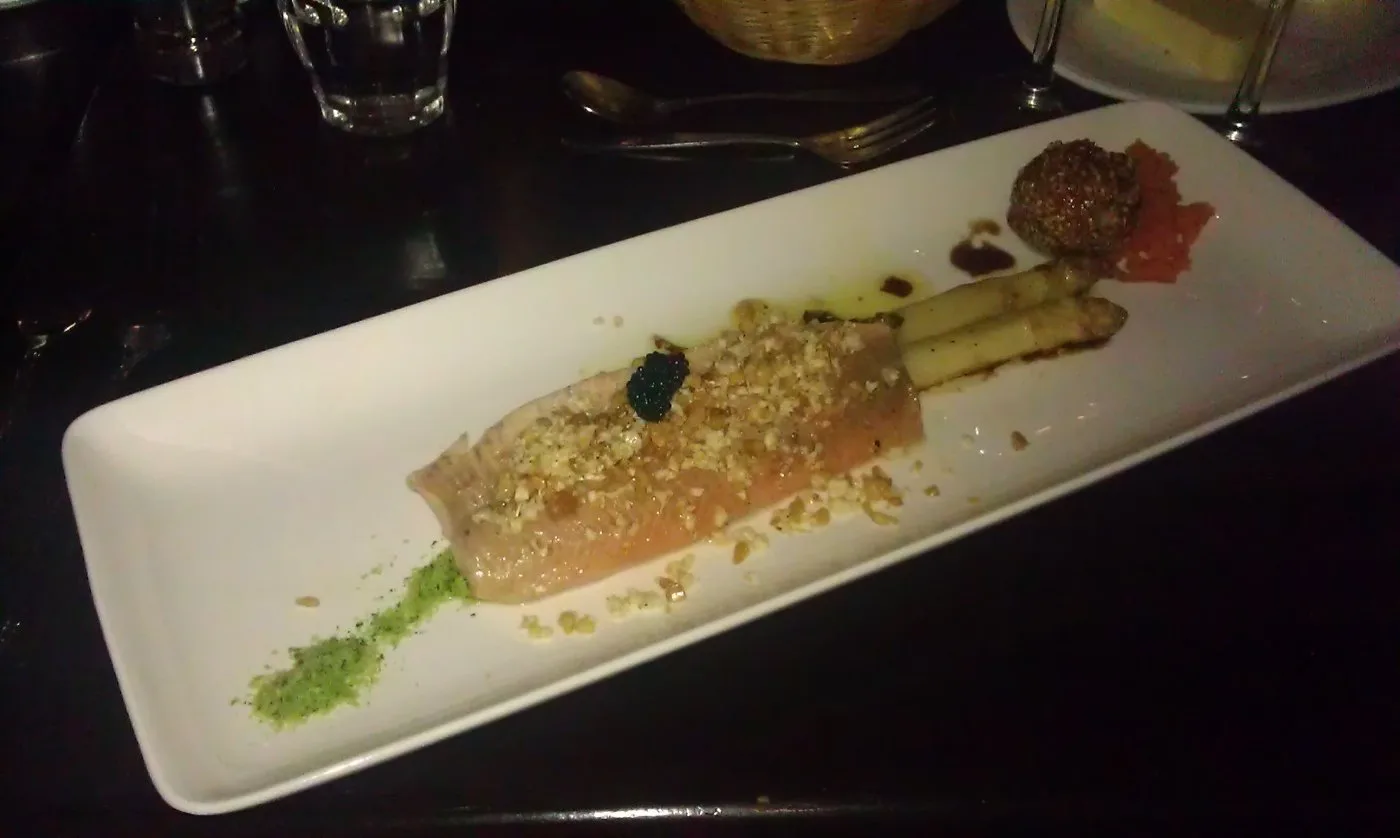 Voorbeeld van Forel zacht gegaard met wortel crème en krokant tomaatje