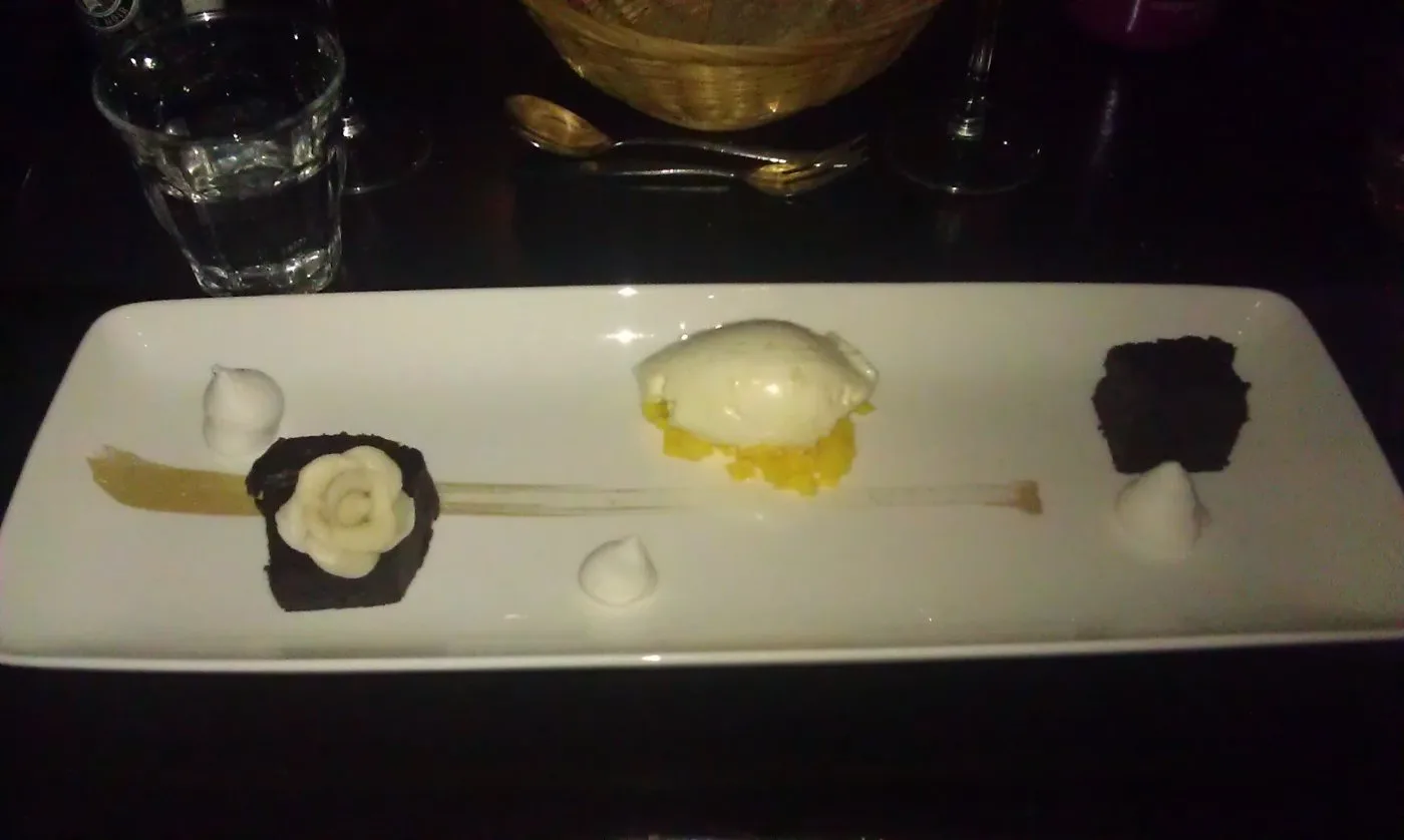 Voorbeeld van Chocolade brownie met stracciatella ijs en cocosgel