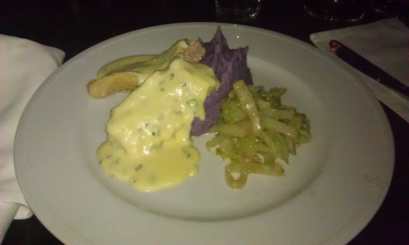 Voorbeeld van Gepocheerde varkenshaas met kaasbieslooksaus, gewokte Chinese kool en paarse puree
